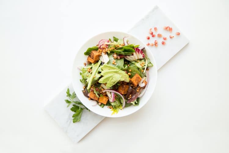 slechte-werkgewoontes-lunchpauze-overslaan-salade