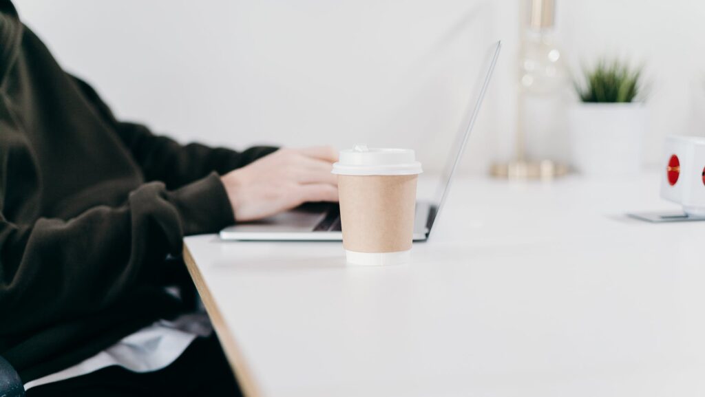 kantoorpand research tips laptop en koffie