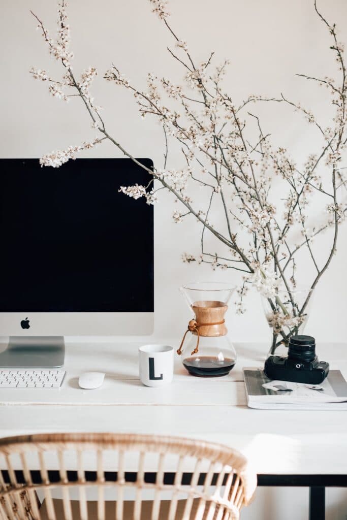 inspirerende thuiswerkplek met imac en bloesem